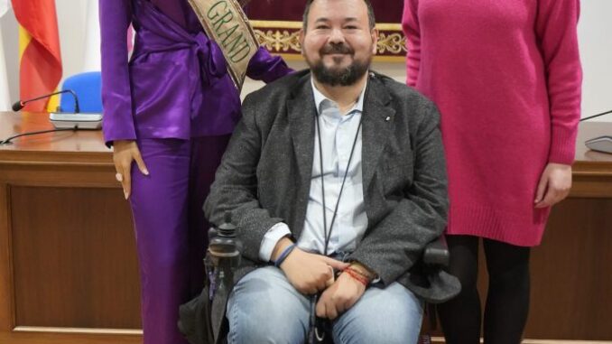 El-alcalde-de-La-Roda-recibe-en-el-Ayuntamiento-a-Celia-Sevilla-representante-de-Espana-en-Miss-Grand-International