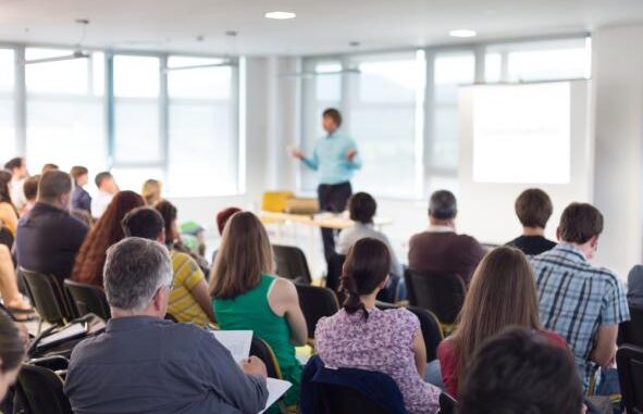 El-Gobierno-regional-implementara-la-formacion-del-profesorado-a-lo-largo-del-mes-de-diciembre-en-ambitos-como-el-deporte-la-innovacion-y-la-inclusion