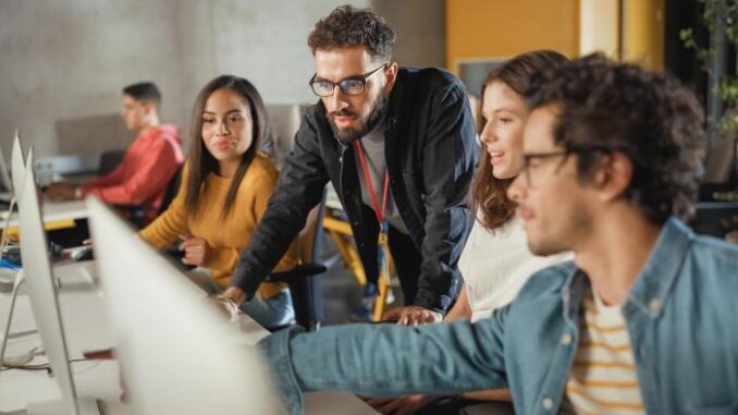 El-Gobierno-regional-publica-la-convocatoria-de-grupos-de-trabajo-seminarios-y-cursos-de-formacion-en-centro-para-el-curso-2023-2024