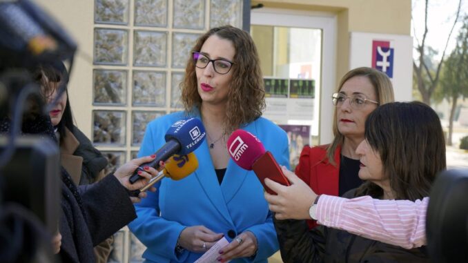 La-consejera-de-Igualdad-visito-el-Centro-de-la-Mujer-de-La-Roda-y-felicito-al-equipo-tecnico-por-su-labor