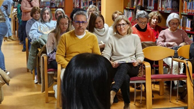 Lleno-en-la-biblioteca-en-la-charla-sobre-las-‘Mujeres-decididas-en-la-Literatura-espanola-a-cargo-de-Concha-Vazquez