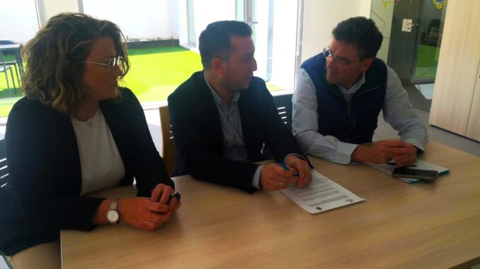 Alcalde-y-Concejal-visitan-a-los-alumnos-de-TANDEM-tras-la-firma-del-Convenio-con-ZINCAMAN