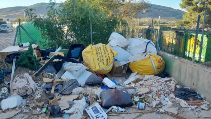 Se-identifica-a-un-vecino-de-Caudete-vaciando-su-furgoneta-de-todo-tipo-de-materiales-en-el-punto-limpio-de-la-vereda-de-Santa-Ana