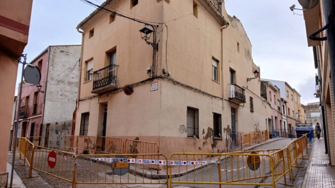 Cortada-al-trafico-la-CSanta-Barbara-por-el-peligro-de-hundimiento-de-una-vivienda