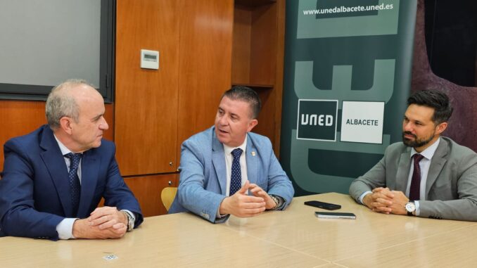 La-Diputacion-de-Albacete-acompana-la-firma-del-protocolo-de-colaboracion-entre-la-UNED-y-la-Real-Academia-de-Medicina-de-Castilla-La-Mancha