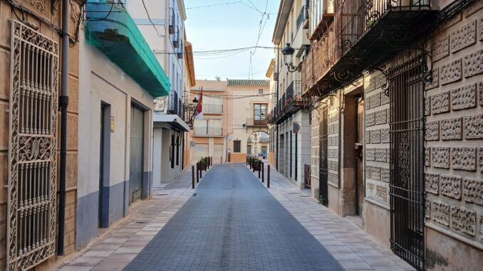Se-reajustan-los-pivotes-de-la-Calle-Mayor-para-mayor-garantia-de-seguridad-y-accesibilidad-al-peaton