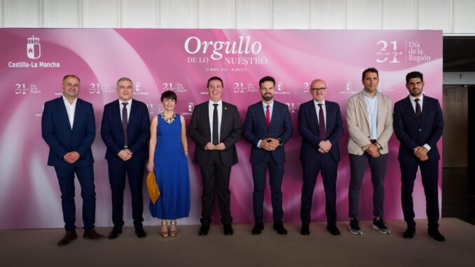 Cabanero-encabeza-la-amplia-delegacion-de-la-Diputacion-que-junto-al-Gobierno-Autonomico-y-la-ciudadania-celebra-desde-Albacete-la-identidad-colectiva-de-C-LM