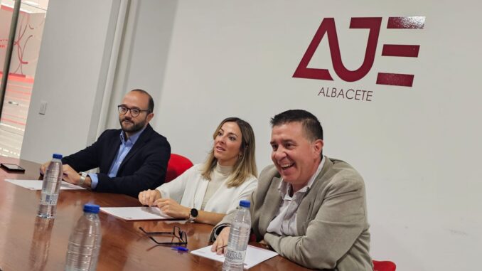 Cabanero-y-Valera-trasladan-el-respaldo-de-la-Diputacion-a-la-nueva-presidenta-de-AJE-Albacete-y-reafirman-su-compromiso-con-la-juventud-emprendedora-de-la-provincia