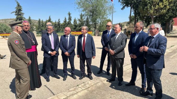 El-diputado-Gomez-Moreno-felicita-al-nuevo-jefe-del-CENAD-Chinchilla-y-le-desea-el-mayor-de-los-aciertos