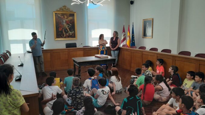 El-Alcalde-recibio-a-cerca-de-50-alumnos-del-CEIP-Alcazar-y-Serrano-en-el-Salon-de-Plenos
