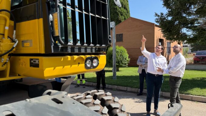 La-Diputacion-de-Albacete-refuerza-la-flota-del-Parque-Movil-con-una-nueva-excavadora-hidraulica-que-prestara-servicio-a-toda-la-provincia