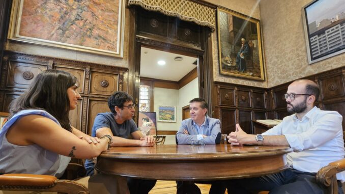Santi-Cabanero-y-Francisco-Gomez-sellan-en-la-Diputacion-su-primer-encuentro-institucional-en-clave-de-dialogo-y-alianzas