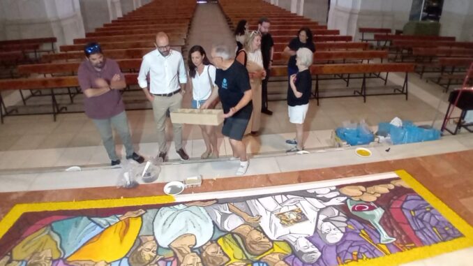 Valera-destaca-la-implicacion-y-el-carino-con-el-que-Elche-de-la-Sierra-prepara-la-celebracion-de-sus-tradicionales-Alfombras-de-Serrin