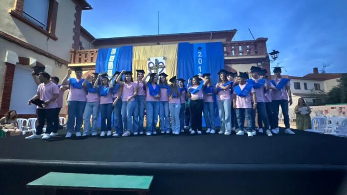 Emotiva-Graduacion-de-4oESO-del-Amor-de-Dios-a-la-que-asistio-el-Alcalde-y-varios-Concejales