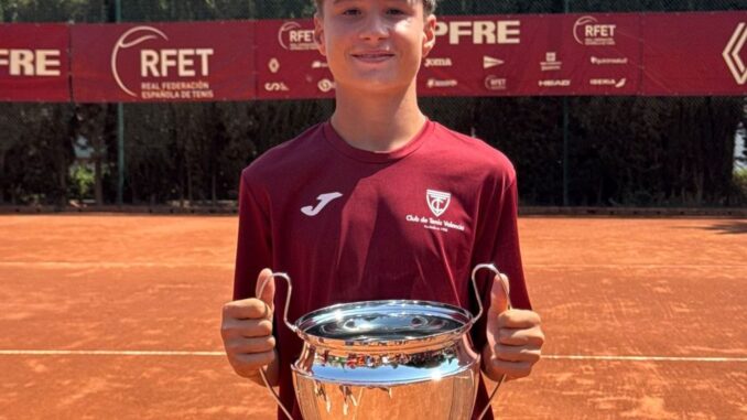 El-tenista-Caudetano-Adrian-Cantos-Marco-se-proclama-Campeon-de-Espana-de-tenis-infantil-por-equipos