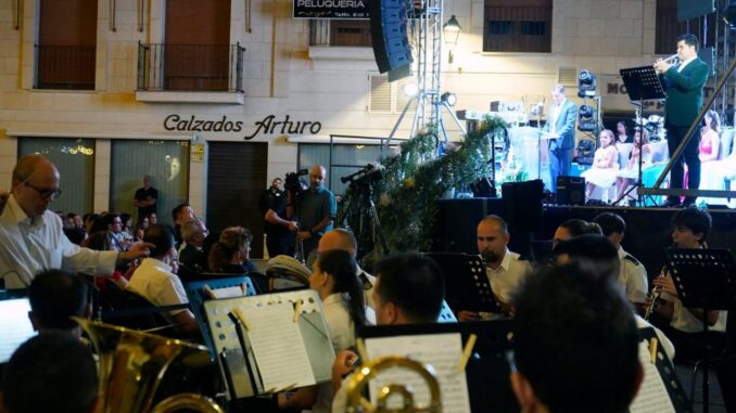Juan-Antonio-Martinez-pone-a-la-musica-en-el-centro-de-su-pregon
