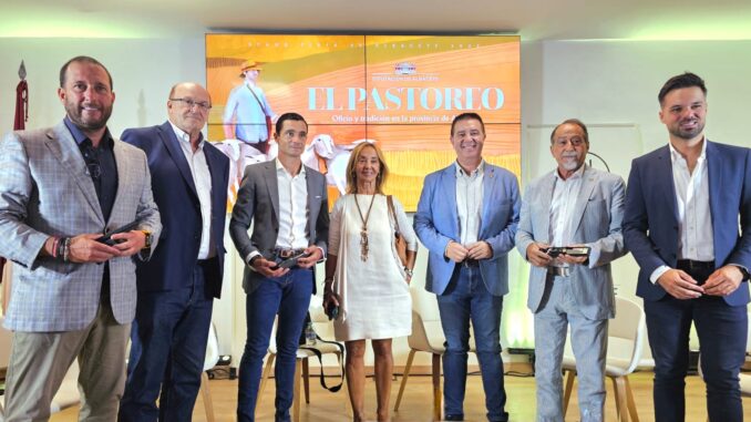 Damaso-Gonzalez-el-maestro-que-toreo-con-verdad-y-vivio-con-verdad-homenajeado-en-el-stand-de-la-Diputacion-en-la-Feria-de-Albacete