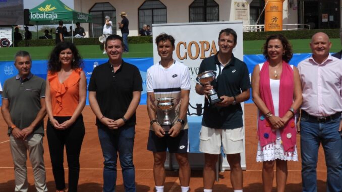 David-Ferrer-recibe-de-manos-de-Cabanero-la-III-Copa-Leyendas-con-lleno-absoluto-en-el-Club-Tenis-Albacete