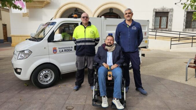La-Roda-adquiere-su-primer-vehiculo-100-por-cien-electrico-para-el-servicio-de-jardineria
