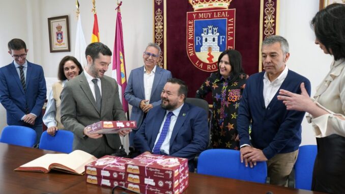 El-ministro-Pablo-Bustinduy-visita-La-Roda-para-conocer-el-trabajo-de-la-asociacion-de-Parkinson