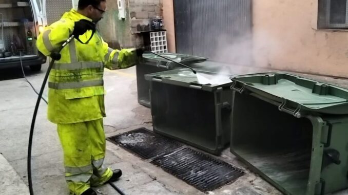 La-Diputacion-de-Albacete-pone-en-marcha-una-prueba-piloto-de-limpieza-y-desinfeccion-de-contenedores-en-la-provincia
