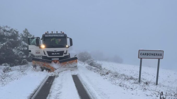 La-Diputacion-de-Albacete-refuerza-los-trabajos-de-vialidad-invernal-ante-las-nevadas-registradas-en-la-sierra
