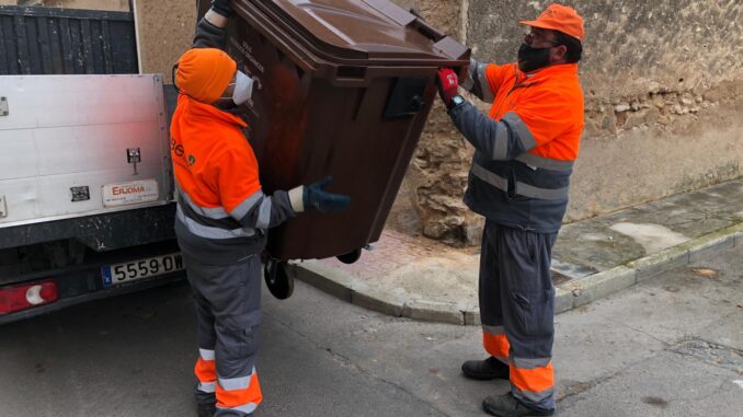 Caudete-recibe-20-nuevos-contenedores-de-fraccion-resto