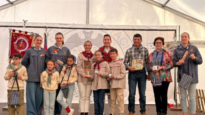 El-Ayuntamiento-acompana-a-la-Asociacion-Cultural-Valencianista-en-su-visita-a-la-Falla-Visitacion-Oriola-con-motivo-de-San-Jose