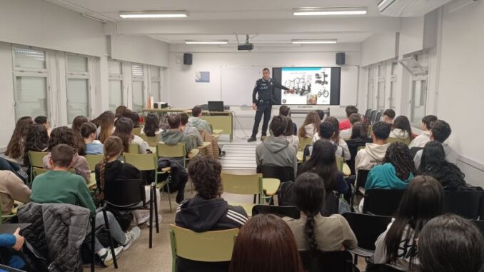 La-Policia-Local-imparte-charlas-sobre-el-uso-responsable-de-VMP-en-el-Instituto