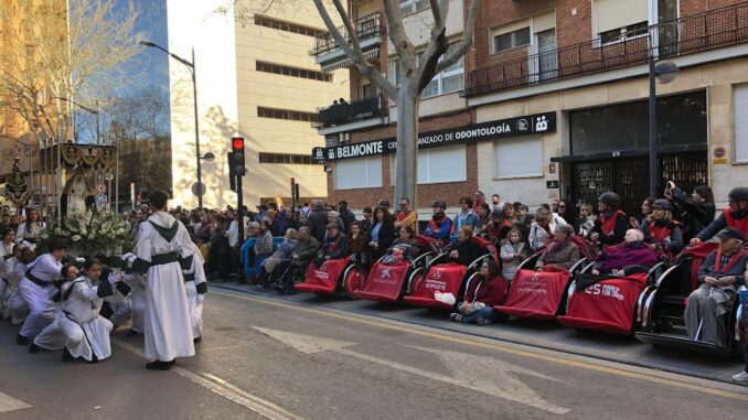 Paseo-en-Bici-en-Semana-Santa-Procesion-de-los-ninos