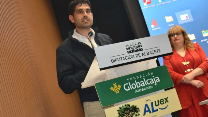 Gonzalez-subraya-que-el-Ciclo-de-Conferencias-de-ALUEX-hace-frente-a-la-desinformacion-y-la-soledad-no-deseada-mediante-conocimiento-de-calidad