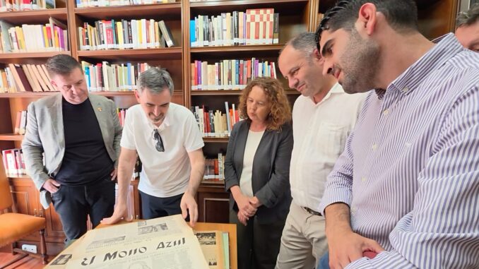Cabanero-muestra-a-Ignacio-Escolar-las-‘joyas-documentales-de-la-Diputacion-en-un-encuentro-donde-ha-reivindicado-el-periodismo-como-escudo-democratico