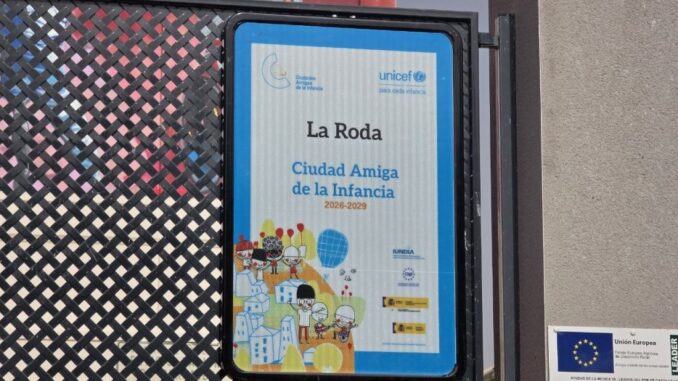 La-Roda-exhibe-el-distintivo-de-Ciudad-Amiga-de-la-Infancia-en-el-‘Silo