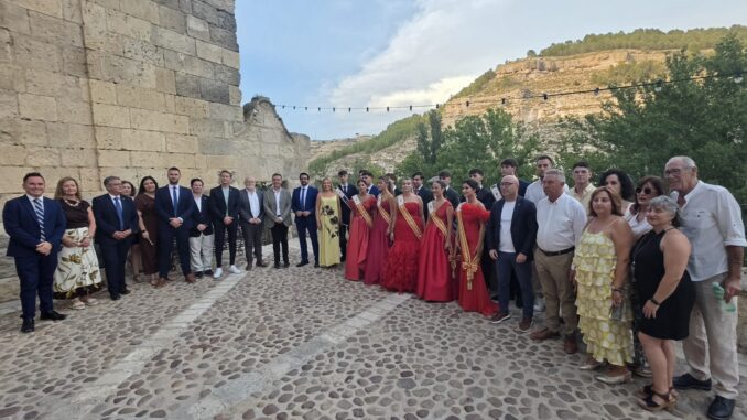 Cabanero-acompana-a-vecinos-y-vecinas-de-Alcala-del-Jucar-en-sus-fiestas-de-San-Lorenzo
