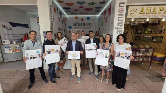 Cabanero-anima-a-hacer-que-la-‘Sinfonia-Afanion-suene-hasta-en-el-ultimo-rincon-de-la-provincia-comprando-su-calendario-solidario-2027