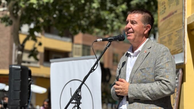 Cabanero-avanza-que-la-Diputacion-trabaja-con-la-familia-de-Damaso-para-fijar-la-fecha-de-entrega-de-la-Medalla-de-Oro-de-Honor-y-de-Gratitud-de-la-Provincia