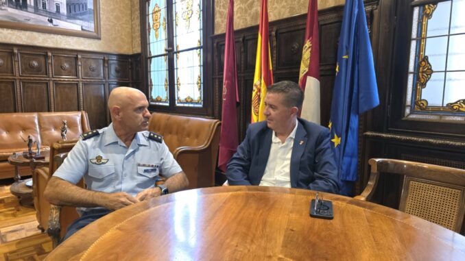 Cabanero-recibe-al-nuevo-coronel-Jefe-de-la-Maestranza-Aerea-de-Albacete-y-reitera-el-compromiso-de-la-Diputacion-con-esta-unidad-militar-referente