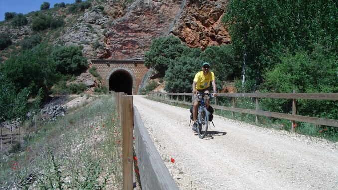 El-Camino-Natural-Via-Verde-del-Renacimiento-refuerza-su-papel-estrategico-en-el-cicloturismo-al-integrarse-en-la-red-Rural-Bike-Conecta-CLM