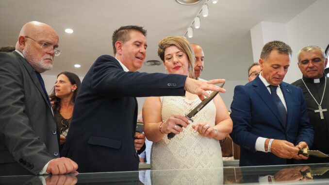 La-Diputacion-reivindica-en-la-Feria-el-presente-y-futuro-de-la-cuchilleria-y-Cabanero-anima-a-feriar-navajas-como-gesto-de-orgullo-y-apoyo-al-sector