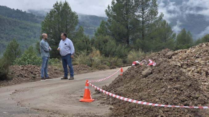 La-Diputacion-de-Albacete-trabaja-en-la-retirada-de-los-desprendimientos-provocados-por-la-DANA-en-las-carreteras-de-Yeste-y-La-Recueja